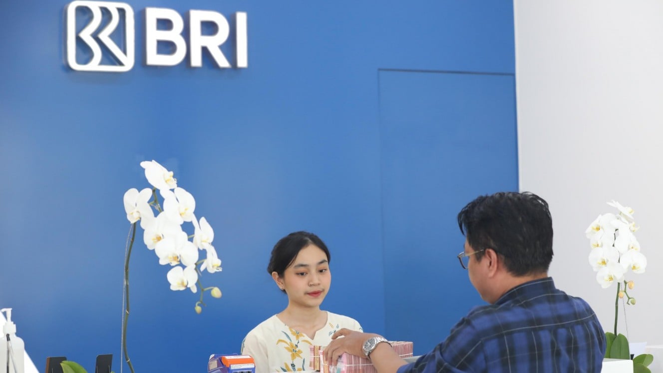 Pegawai melayani nasabah di kantor cabang BRI, Jakarta, Selasa (20/2/2024).  (Bisnis/Himawan L. Nugraha)