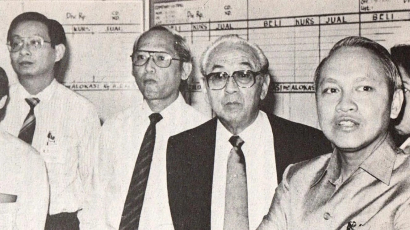 Accompanied by Benny Subianto and Palgunadi (third from left), William Soeryadjaya looks tense while following the development of PT Astra International Tbk. (ASII) shares on the Jakarta Stock Exchange./Doc-Book William Soeryadjaya, His Glory and Fall: Case Study of the Existence of Business Conglomerates in Indonesia, written by Amir Husin Daulay, Banjar Chaeruddin, B. Wiwoho, and Marah Sakti Siregar and published by PT Bina Rena Pariwara in 1993.