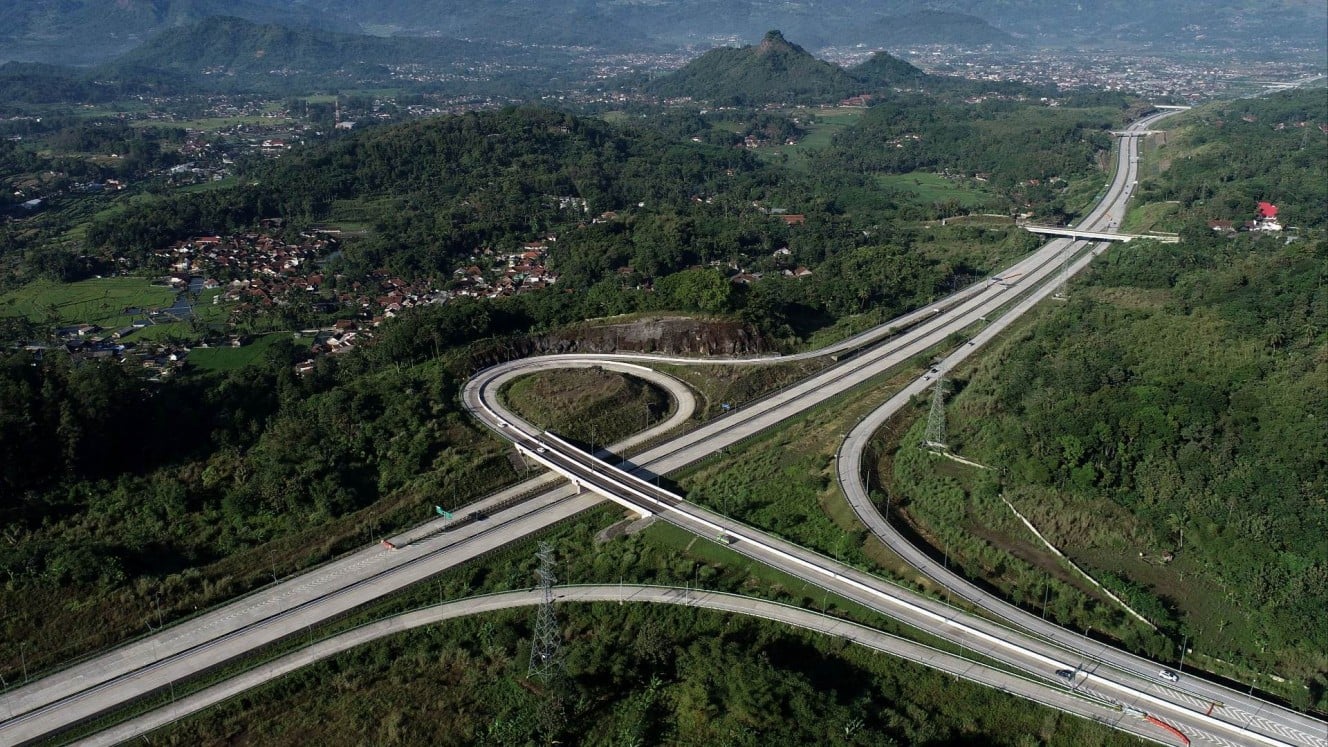 Foto udara Tol Cileunyi-Sumedang-Dawuan (Cisumdawu) area simpang susun (interchange) di kawasan Cimalaka, Kabupaten Sumedang, Rabu (28/6). Pemerintah menargetkan jalan tol Cisumdawu dapat beroperasi penuh pada awal Juli 2023. Ujung tol yang terletak di Dawuan, Majalengka, ini nantinya juga menjadi akses menuju Bandara Kertajati yang merupakan salah satu Proyek Strategis Nasional (PSN) yang telah selesai dibangun. Bisnis/Rachman