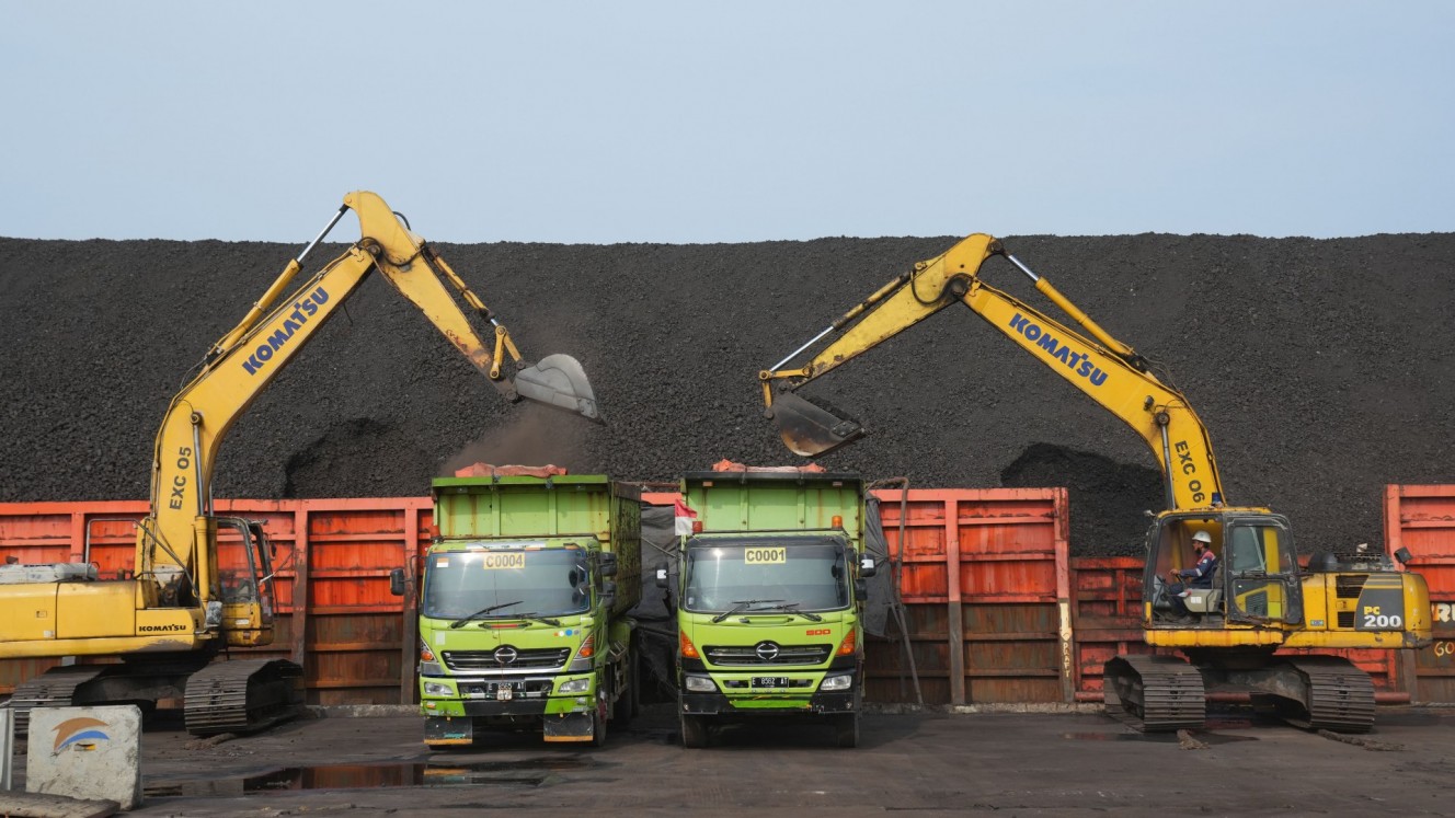 Alat berat Komatsu, merek milik PT United Tractors Tbk. (UNTR), memuat batu bara di Pelabuhan Cirebon di Jawa Barat, Rabu (11/5/2022). Bloomberg/Dimas Ardian.