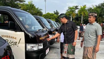 Pemkab Jembrana Serahkan Bantuan 21 Unit Pickup Kepada Desa Adat