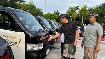 Pemkab Jembrana Serahkan Bantuan 21 Unit Pickup Kepada Desa Adat