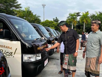 Pemkab Jembrana Serahkan Bantuan 21 Unit Pickup Kepada Desa Adat