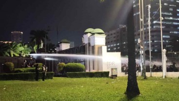 Bentrok Pecah, Aparat Bubarkan dan Sisir Demonstran Tolak Revisi UU TNI