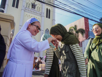 Salat Idulfitri di Halaman Gereja Kayutangan Malang