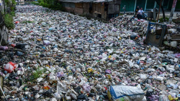 Sampah Menumpuk di Kalimati Tangerang
