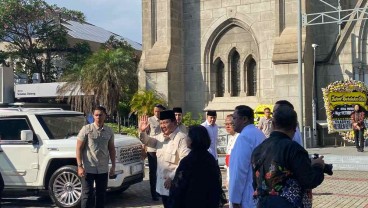 Prabowo Melayat Emeritus Petrus Turang di Gereja Katedral