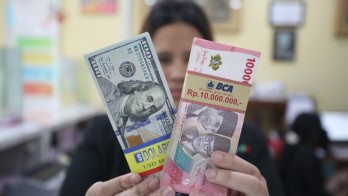 Ambrol ke Rp17.006 per Dolar AS di Pasar NDF, Intip Prediksi Nasib Rupiah Pekan Depan