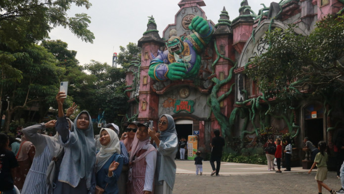 Wisatawan Minati Nuansa Kampung Halaman di Mudik Saloka Theme Park