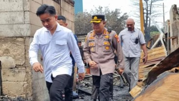 Gibran Bagikan Paket Sembako dan Buku Tulis untuk Warga Jakarta dan Depok