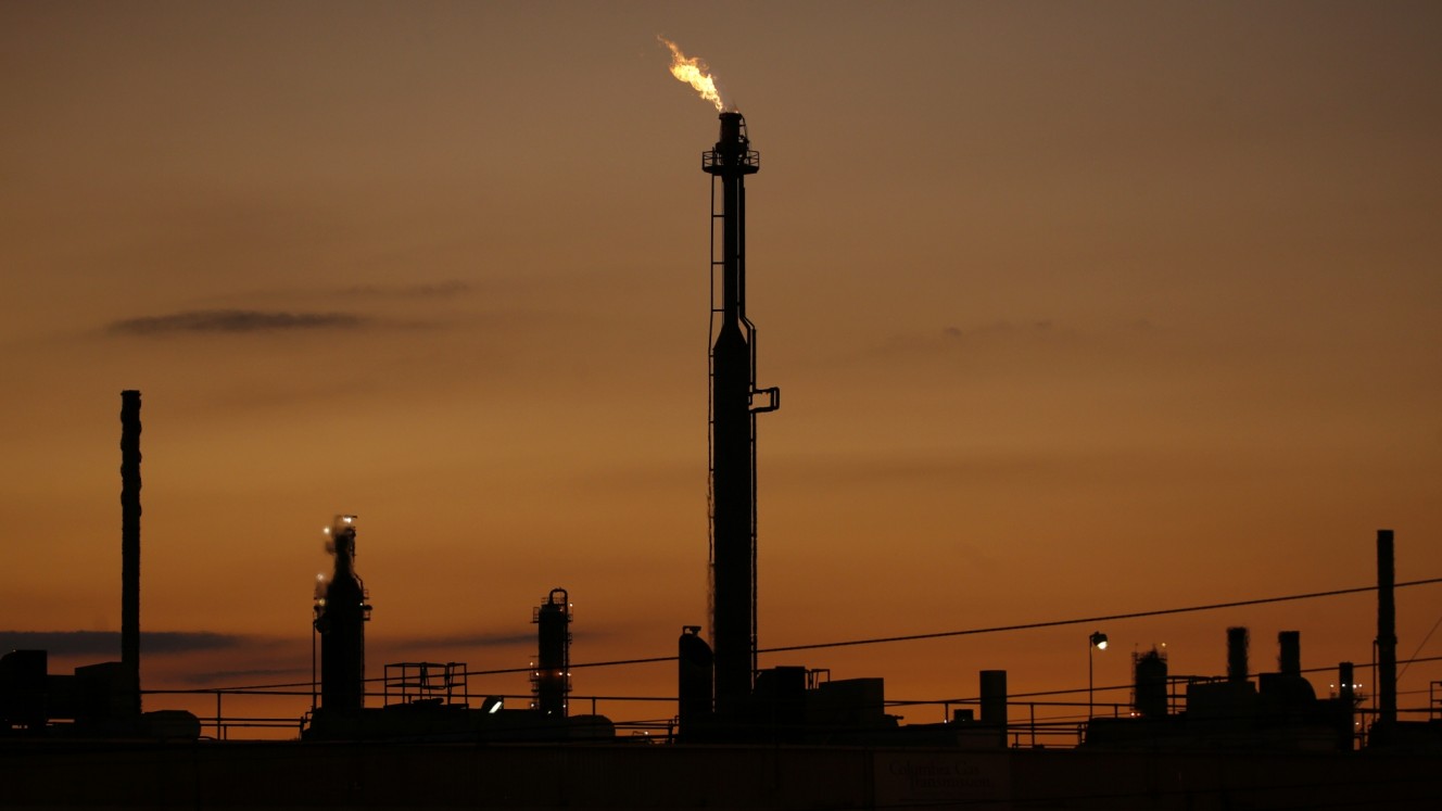 Api dari cerobong asap di kilang minyak di Kentucky, AS. Bloomberg/Luke Sharrett.