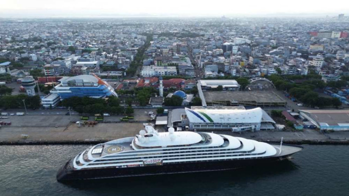Kapal Pesiar Scenic Eclipse II Sandar di Makassar, Bawa 177 Wisatawan Asing