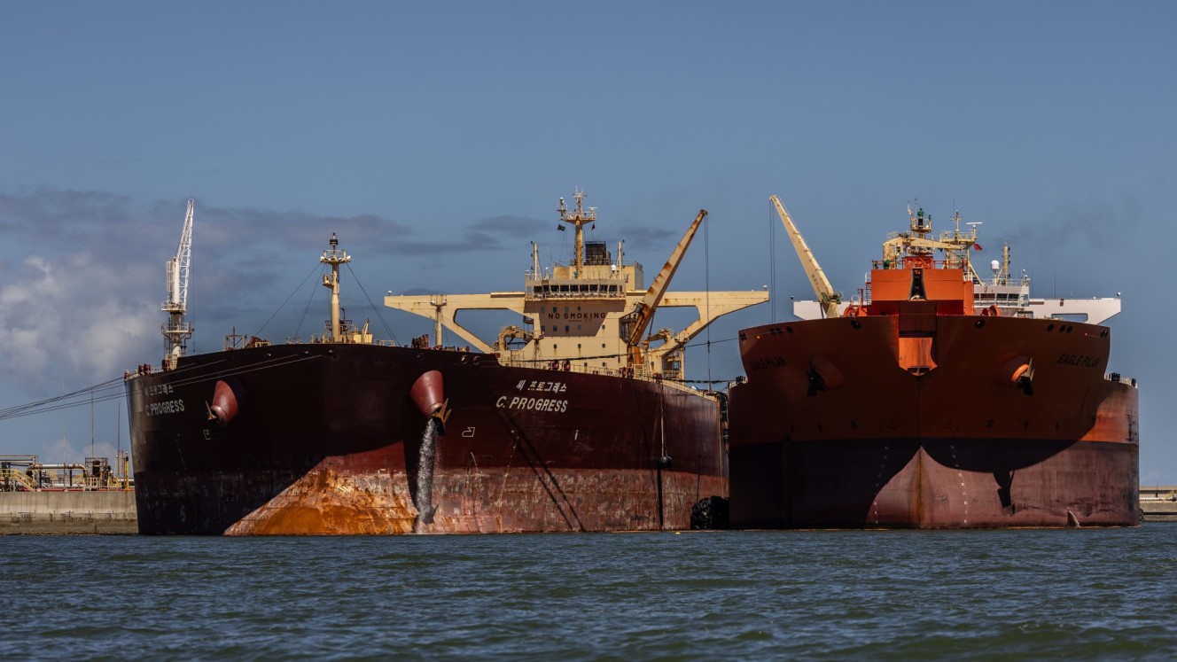 Kapal tanker mengangkut minyak di Pelabuhan do Acu di Sao Joao Da Barra, Brasil. Bloomberg/Dado Galdieri.