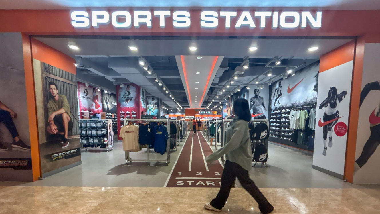 Pengunjung melihat produk di salah satu gerai Sports Station di bawah kelolaan MAP Group, di Jakarta, Senin (24/6/2024). Bisnis/Fanny Kusumawardhani