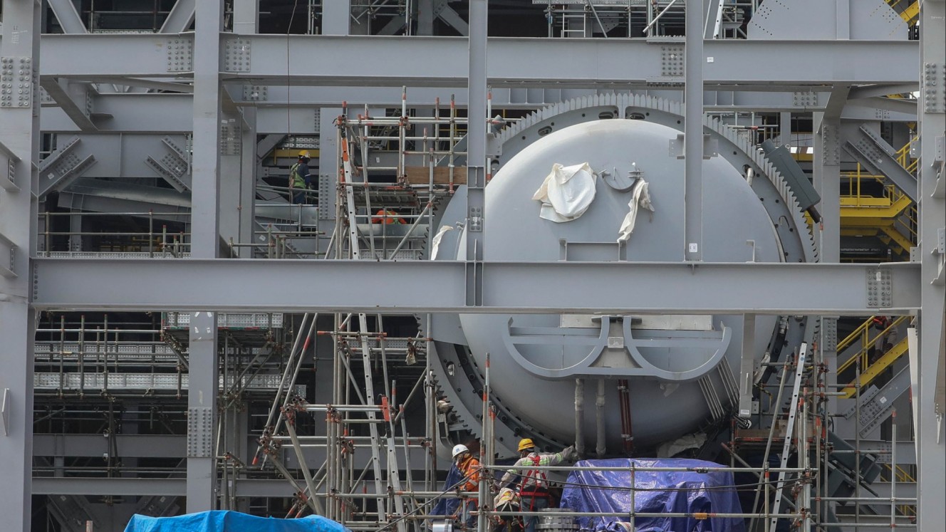 Pekerja menyelesaikan pembangunan proyek Smelter PT Freeport Indonesia di kawasan Java Integrated and Industrial Port Estate (JIIPE), Manyar, Gresik, Jawa Timur, Jumat (7/7/2023)/Bisnis/Eusebio Chrysnamurti