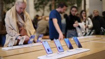 Apple Terbangkan 600 Ton iPhone dari India ke AS untuk Lawan Tarif Trump
