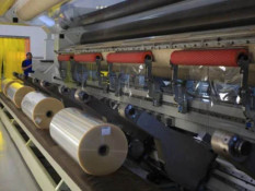 Industri Lokal Terancam Jadi Korban Relaksasi TKDN dan Perang Dagang Global