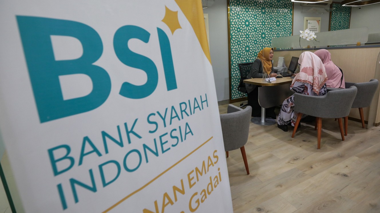Karyawan melayani nasabah di salah satu cabang PT Bank Syariah Indonesia Tbk. (BRIS) di Jakarta, Kamis (4/1/2024). - Bisnis/Fanny Kusumawardhani