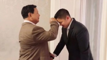 Momen Prabowo dan Sespri Beri Kejutan Ulang Tahun untuk Seskab Teddy