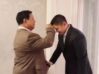 Momen Prabowo dan Sespri Beri Kejutan Ulang Tahun untuk Seskab Teddy