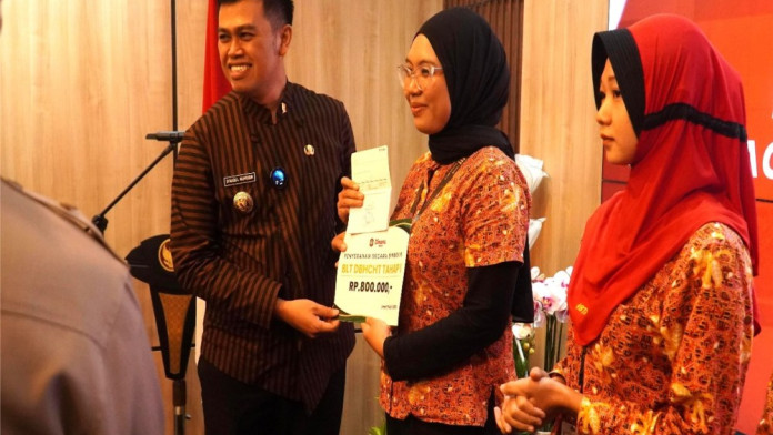 Wali Kota Blitar Serahkan BLT Dana Bagi Hasil kepada Pekerja SKT Sampoerna