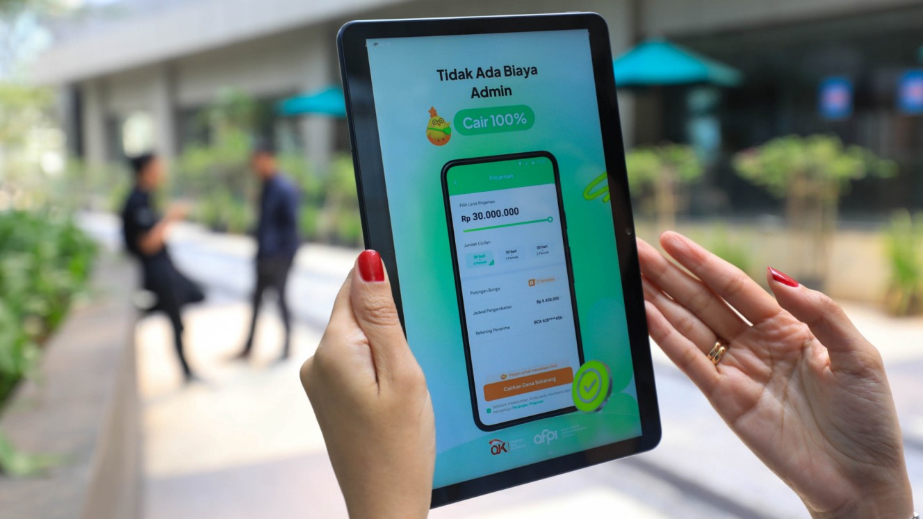 Pegawai mencari informasi tentang pinjaman online atau pinjol di salah satu perkantoran, Jakarta, Senin (14/8/2023). - Bisnis/Himawan L Nugraha