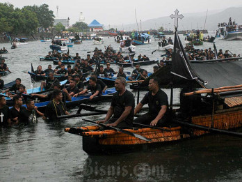 Arak-Arakan Patung Tuan Meninu di Larantuka, Flores Timur, NTT
