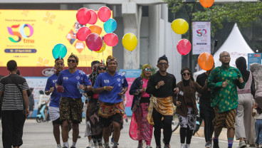 Keseruan Lari Marathon Dengan Mengenakan Kain Tradisional