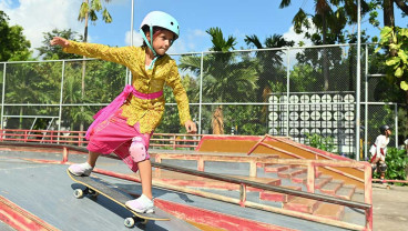 Sambut Hari Kartini, Sejumlah Anak di Bali Bermain Skateboard Dengan Memakai Kebaya