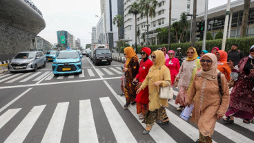 Sambut Hari Kartini, Warga Gunakan Kebaya di Kawasan Bundaran HI Jakarta