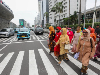 Sambut Hari Kartini, Warga Gunakan Kebaya di Kawasan Bundaran HI Jakarta