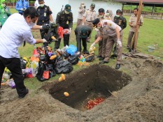 Karantina Sumbar Musnahkan Barang Sitaan Tanpa Dokumen Penumpang Sebanyak 168,7 Kg
