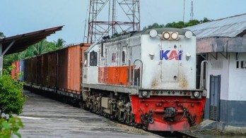 Dorong Transportasi Hijau, KAI Pasang 66 PLTS di Jawa dan Sumatra
