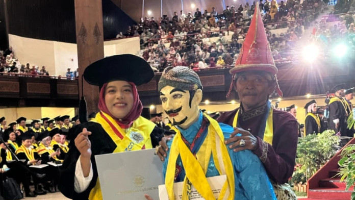 Momen Unik Warga Jogja Hadiri Wisuda Menantu Pakai Kostum Ledhek Gogik