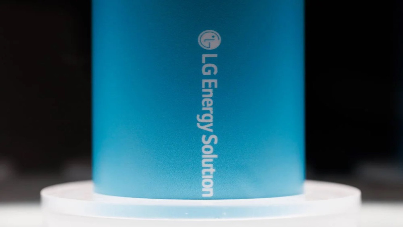 LG Energy Solution Co.'s 46-millimeter-diameter electric vehicle battery cell at the InterBattery exhibition in Seoul, South Korea, Wednesday, March 5, 2025./Bloomberg-SeongJoon Cho