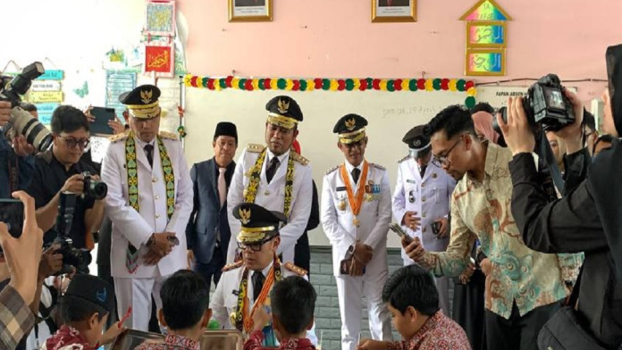 Tinjau Program MBG di Kaltim, Wamendagri Soroti Higienitas, Gizi, dan Transparansi