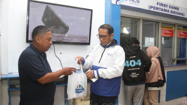Rayakan HUT Pelni Bagikan Hadiah
