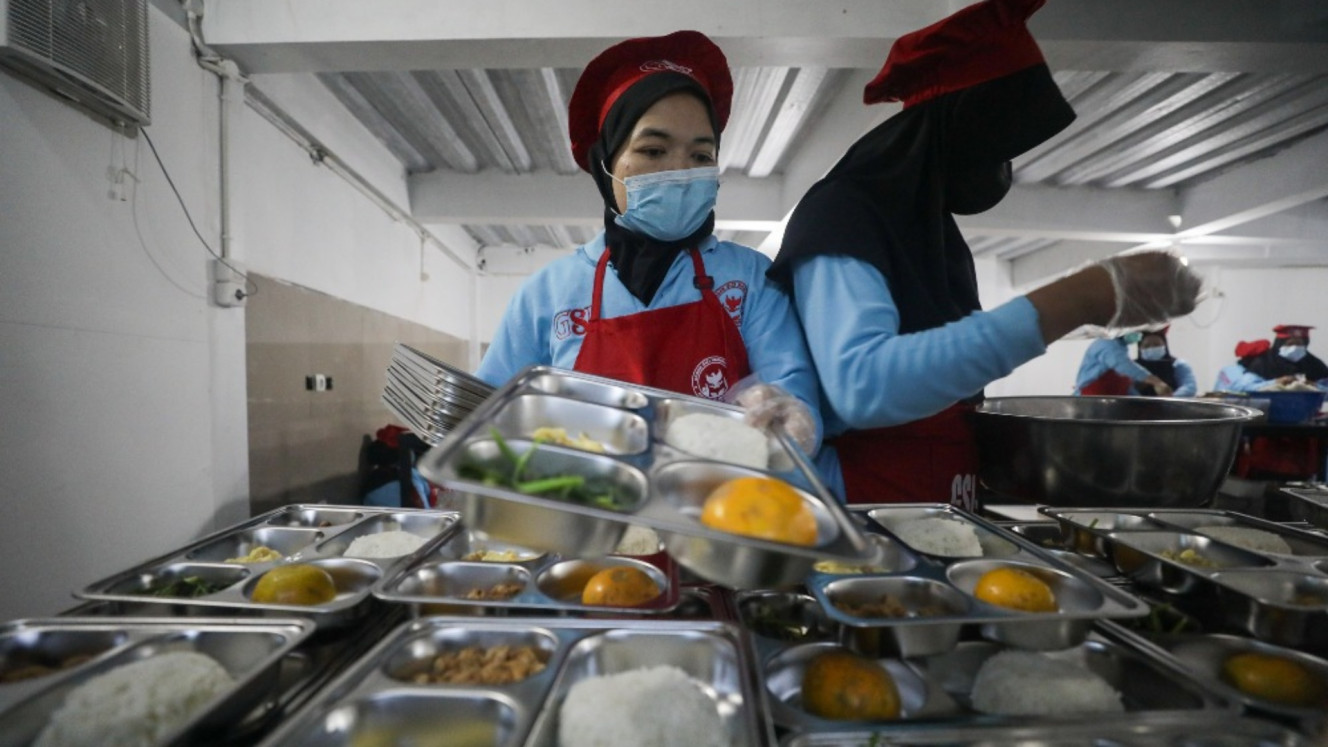 Pekerja menyiapkan menu makanan sebelum didistribusikan ke sekolah, di Satuan Pelayanan Pemenuhan Gizi (SPPG) Dapur Kebayunan, Depok, Jawa Barat, Senin (6/1/2025). Badan Gizi Nasional (BGN) mengoperasikan 190 SPPG atau dapur untuk mendukung program Makan Bergizi Gratis (MBG). JIBI/Bisnis/Arief Hermawan P