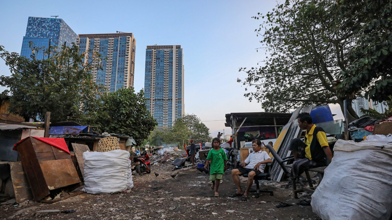 Warga beraktivitas di pemukiman kawasan Menteng Pulo, Jakarta, Senin (11/9/2023). / Bisnis-Arief Hermawan P