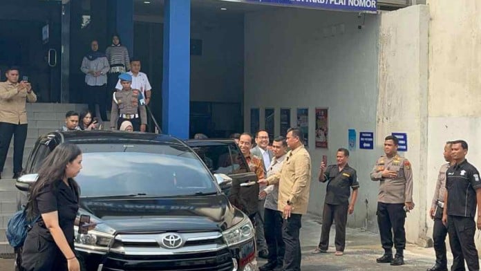 Momen Jokowi Dikawal dan Disambut Polisi Saat Laporkan Kasus Ijazah Palsu di Polda Metro