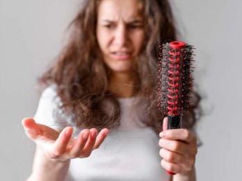 Simak Tips Kendalikan Rambut Rontok Secara Alami