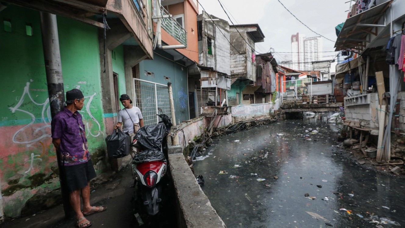 Warga beraktivtas kawasan pemukiman padat penduduk di Jakarta, Senin (20/1/2025)./Bisnis/Fanny Kusumawardhani