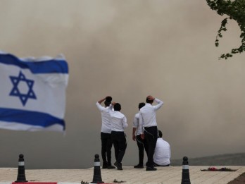 Foto-foto Kebakaran Hebat di Israel, Api Sulit Dipadamkan