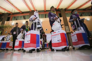 Jamaah Calon Haji Kloter Pertama Diterbangkan Menuju Tanah Suci
