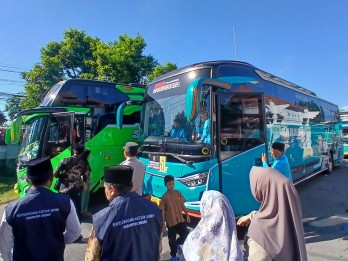 439 Jemaah Kloter Perdana Kabupaten Cirebon Diberangkatkan ke Tanah Suci