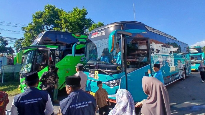 439 Jemaah Kloter Perdana Kabupaten Cirebon Diberangkatkan ke Tanah Suci