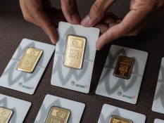 Harga Emas Terkoreksi dari Rekor, Dibayangi Tekanan Dolar AS & Sentimen Pasar