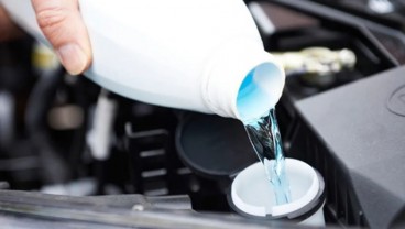 Ini Cara Aman Mengisi Air Radiator Mobil & Tips Perawatannya
