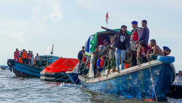 Basarnas Bersama Warga Mengevakuasi Penumpang Kapal Yang Tenggelam di Perairan Penajam Paser Utara