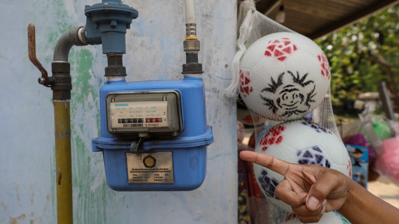 Warga memperlihatkan jaringan gas rumah tangga dari  PT Perusahaan Gas Negara Tbk. (PGAS) di kawasan Depok, Jawa Barat, Rabu (5/7/2023).